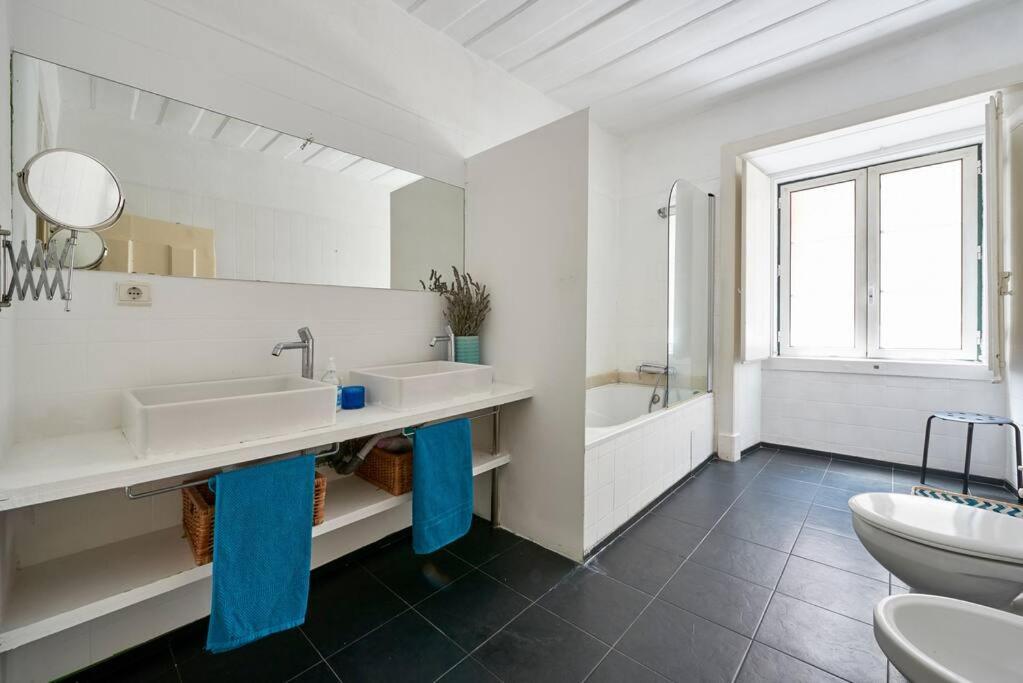 Stunning Apartment Near Chiado Lisboa Eksteriør billede